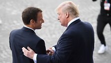 Emmanuelis Macronas ir Donaldas Trumpas dar kartą apsikeitė ilgais rankų paspaudimais