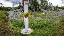 Spygliuotos vielos užtvara ties siena su Baltarusija