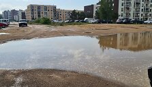 &bdquo;&Scaron;iaurės pa&scaron;vaistės&ldquo; kvartalo gyventojai po liūčių sunkiai pasiekia savo namus.