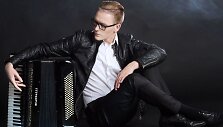 Kėdainių muzikos mokykloje savo kelią pradėjęs Laimonas Salijus akordeonu groja du de&scaron;imtmečius