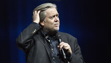 Stephenas Bannonas &Scaron;veicarijoje