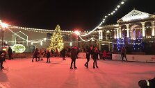 Čiuožykla po atviru dangumi Teatro aik&scaron;tėje sulaukė didelio susidomėjimo. Dabar norima ja pasidžiaugti bent savaite ilgiau. 