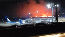 Tokijo Hanedos oro uoste dega &bdquo;Japan Airlines&ldquo; lėktuvas