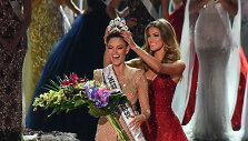 Nugalėtoja Demi-Leigh Nel-Peters ir 2016-ųjų &bdquo;Mis Visata&ldquo; Iris Mittenaere