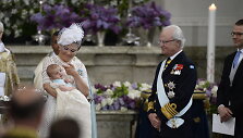 &Scaron;vedijos princesė Victoria su sūnumi Oscaru ir tėvu karaliumi Carlu XVI Gustafu
