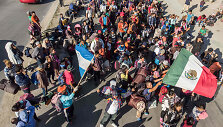 Prie JAV sienos jau atvyko daugiau kaip 1,5 tūkst. migrantų karavano narių