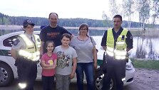 I&scaron;gelbėta &scaron;eima kartu su pareigūnais Ieva Ba&scaron;kyte ir Mantvydu Stoniu.