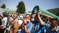 Tūkstančiai žmonių mini Srebrenicos žudynių aukų atminimą