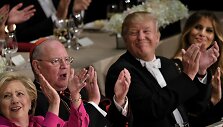I&scaron; kairės: Hillary Clinton, Timothy Dolanas, Donaldas Trumpas ir Melania Trump