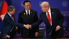 D. Trumpas su Tailando ir Kambodžos premjerais per taikos susitarimo pasira&scaron;ymo ceremoniją / MOHD RASFAN / AFP