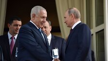 Benjaminas Netanyahu ir Vladimiras Putinas (de&scaron;inėje)