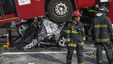 Sutrai&scaron;kytas automobilis po autobusu