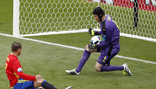 Alvaro Morata pataikė tiesiai į vartininką