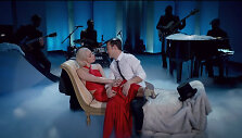 Lady Gaga ir Josephas Gordonas-Levittas atlieka Kalėdų klasiką &bdquo;Baby, It's Cold Outside&ldquo;