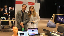 &bdquo;Neurontools&ldquo; vadovas Vaidas &Scaron;iaučiūnas ir pardavimų vadovė Kamilė Butkevičiūtė. Kamilės rankose - įrenginio prototipas