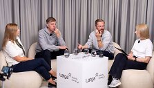 Dainų autoriai Ieva Narkutė ir Saulius Prūsaitis, fotografas Tadas Kazakevičius bei LATGA Menų skyriaus vadovė Ingrida Radovič