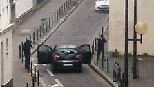 Ginkluoti užpuolikai netoli &bdquo;Charlie Hebdo&ldquo; redakcijos nusitaikę į policijos automobilį.