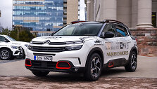 &bdquo;Citroen C5 Aircross&ldquo;, konkurso &bdquo;Metų automobilis 2020&ldquo; dalyviai prie Martyno Mažvydo bibliotekos