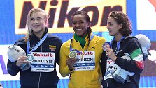 I&scaron; kairės: Rūta Meilutytė ir Alia Atkinson