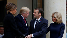 Donaldas Trumas ir Emmanuelis Macronas bei jų žmonos Melania Trump ir Brigitte Macron