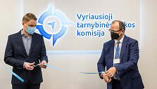 I&scaron; kairės &ndash; Turto banko Turto valdymo departamento direktorius Jonas Stravinskas_VTEK pirmininkas Edmundas Sakalauskas