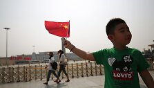 Berniukas su Kinijos vėliava Tiananmeno aik&scaron;tėje