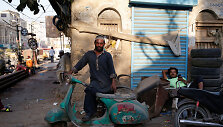 Pakistane itin mylimi &bdquo;Vespa&ldquo; motoroleriai