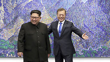 &Scaron;iaurės ir Pietų Korėjos lyderiai: Kim Jong Unas ir Moon Jae-inas 