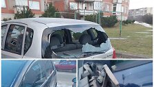 Plungėje penktadienio naktį kažkas i&scaron; chuligani&scaron;kų paskatų gadino transporto priemones, pažiro ir dviejų butų langai.