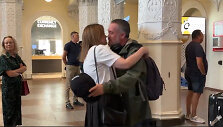 Lilijos Čany&scaron;evos susitikimas su vyru Vilniaus oro uoste
