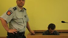 Savo keturių vaikų motiną užmu&scaron;ęs Povilas Valeika teisiamųjų suole gūžėsi ir nedrįso pakelti akių. 