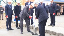 Oficialią statybų statybų pradžią pažymėjo i&scaron;kilmingas kapsulės nuleidimas. 