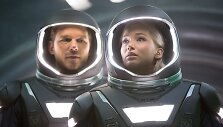 Chrisas Prattas ir Jennifer Lawrence filme &bdquo;Pakeleiviai&ldquo;