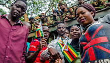 De&scaron;imtys tūkstančių demonstrantų Zimbabvėje reikalauja R.Mugabe atsistatydinimo