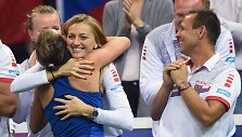 Barbora Stryčova pergale džiaugiasi su Petra Kvitova