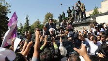 I&scaron; Jungtinių Tautų Generalinės Asamblėjos grįžęs Hassanas Rouhani mojuoja &scaron;alininkams.
