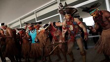Brazilijoje strėlėmis ir lankais ginkluoti vietos genčių protestuotojai mėgino įsiveržti į Kongresą