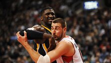  &bdquo;Pacers&ldquo; žaidėjas Roy Hibbertas ir &bdquo;Toronto Raptors&ldquo; vidurio puolėjas Jonas Valančiūnas
