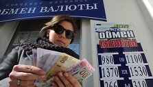 Moteris laiko Ukrainos nacionalinės valiutos grivinos banknotus