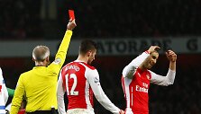 Olivier Giroud gavo raudoną kortelę