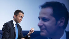 Luigi Di Maio ir Armando Siri (de&scaron;inėje)