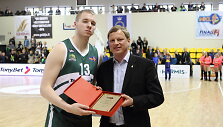 Labiausiai patobulėjusio NKL krep&scaron;ininko prizą O. Olisevičiui įteikė lygos prezidentas R. &Scaron;taras
