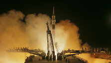 Raketa &bdquo;Sojuz&ldquo;, kuria skrido Aleksandras Misurkinas i&scaron; &bdquo;Roskosmos&ldquo;, pirmą kartą į kosmosą i&scaron;skridęs NASA astronautas Markas Vande Hei ir jo kolega veteranas Joe Acaba