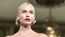 &bdquo;Carolina Herrera&ldquo; 2023 m. pavasario ir vasaros kolekcijos modelis