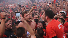 Pirėjo &bdquo;Olympiakos&ldquo; &scaron;ventė. Sa&scaron;a Vazenkovas sirgalių apsuptyje.