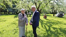 Algirdas Baltu&scaron;kevičius ir Kauno rajono muziejaus direktorius Zigmas Kalesinskas