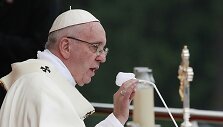 Lenkijoje vie&scaron;intis popiežius Pranci&scaron;kus meldėsi prie stebuklingu laikomo Juodosios Madonos paveikslo