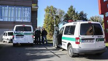 Prie LNK pastato ma&scaron;inoje sėdintis žmogus
