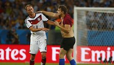 Į aik&scaron;tė i&scaron;bėgęs futbolo sirgalius prie Vokietijos futbolininko Benedikto Hoewedeso