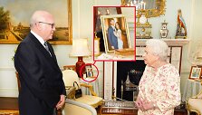 Ant karalienės Elizabeth II stalelio &ndash; nematyta anūko Harry ir jo žmonos Meghan nuotrauka
